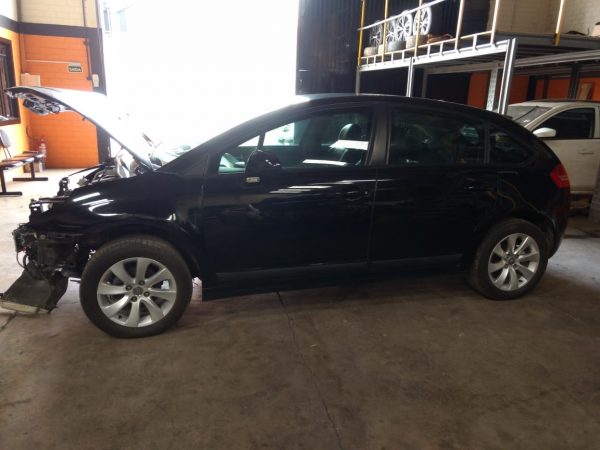 lateral Citroen C4 Hatch 1.6 16V 2010